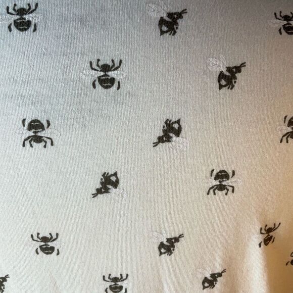 Zoe + Liv Bee TShirt, Small. Cream.  Scoopneck with bees! - Picture 9 of 9